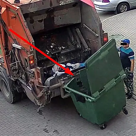 Сломан мусорный контейнер